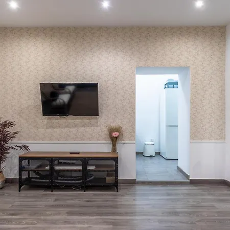 Perfect For Groups And Families, Suitable For Six In *