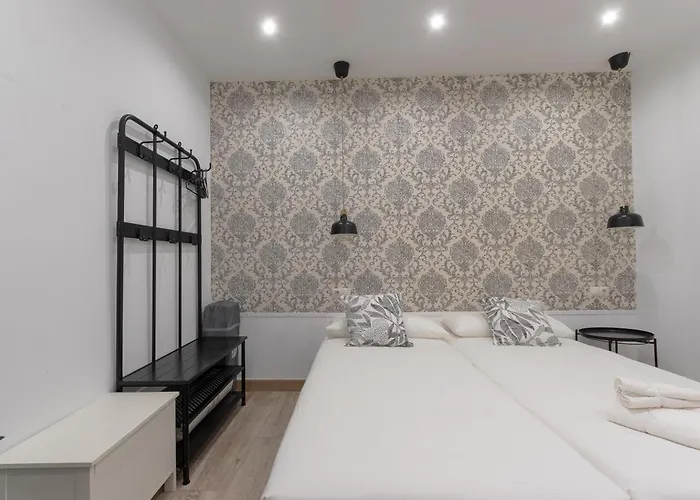 Perfect For Groups And Families, Suitable For Six In * בילבאו