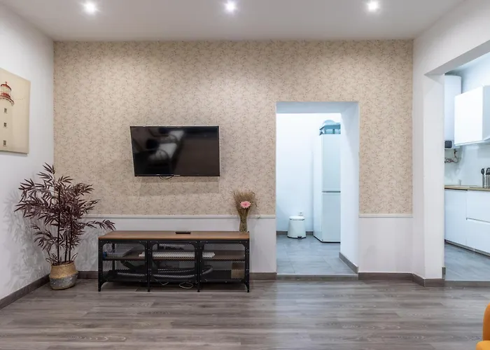 Perfect For Groups And Families, Suitable For Six In *