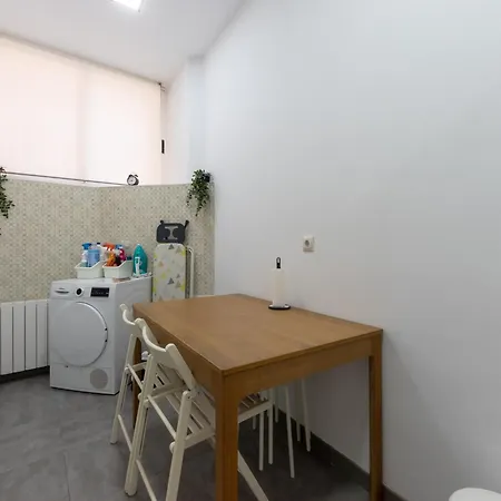 Perfect For Groups And Families, Suitable For Six In *