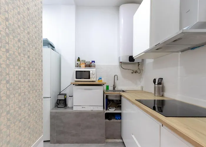 Perfect For Groups And Families, Suitable For Six In *